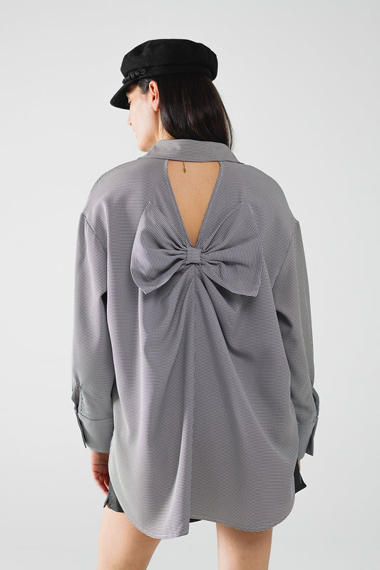 Q2 Camicia oversize in percalle con dettaglio a fiocco in bianco e nero