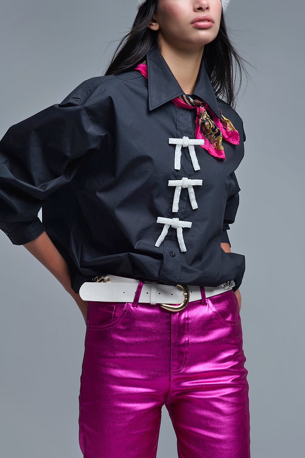 Camicia oversize nera in popeline con bottoni a forma di fiocco con perline bianche