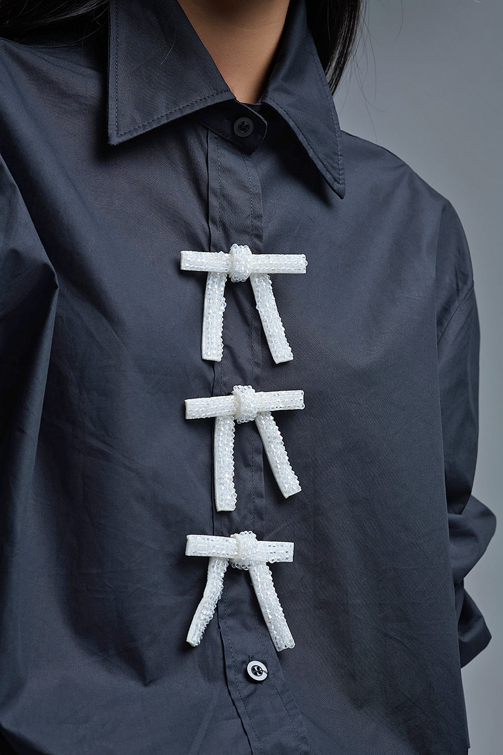 Camicia oversize nera in popeline con bottoni a forma di fiocco con perline bianche