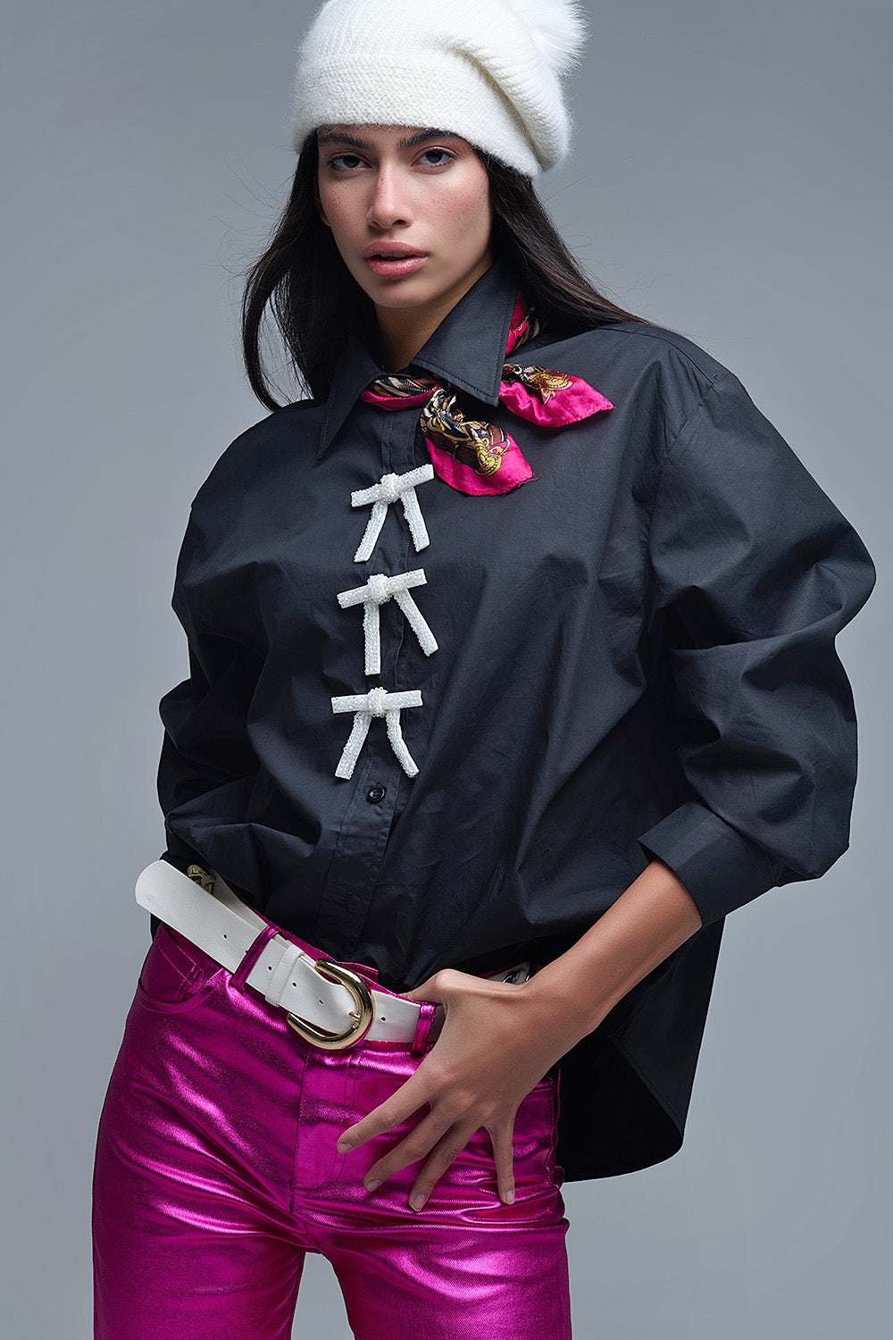 Q2 Camicia oversize nera in popeline con bottoni a forma di fiocco con perline bianche