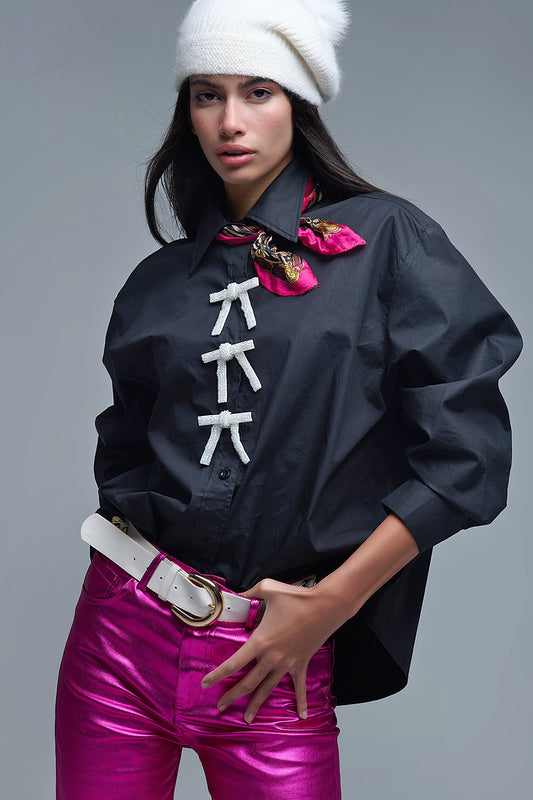 Q2 Camicia oversize nera in popeline con bottoni a forma di fiocco con perline bianche