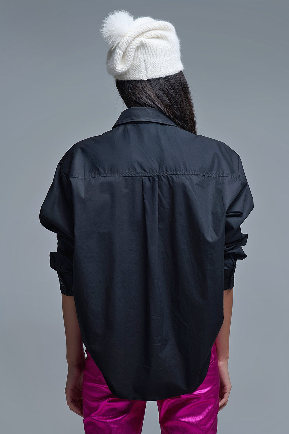 Camicia oversize nera in popeline con bottoni a forma di fiocco con perline bianche