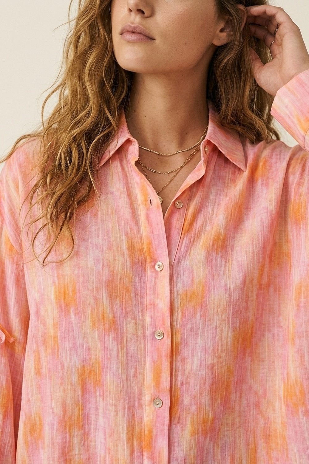 Camicia oversize rosa con maniche a nodo e bottoni