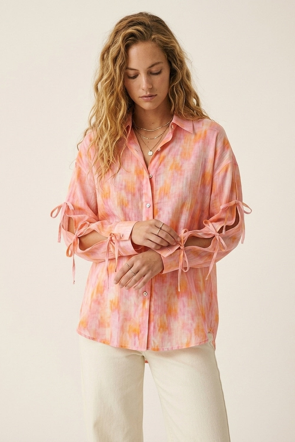 Camicia oversize rosa con maniche a nodo e bottoni