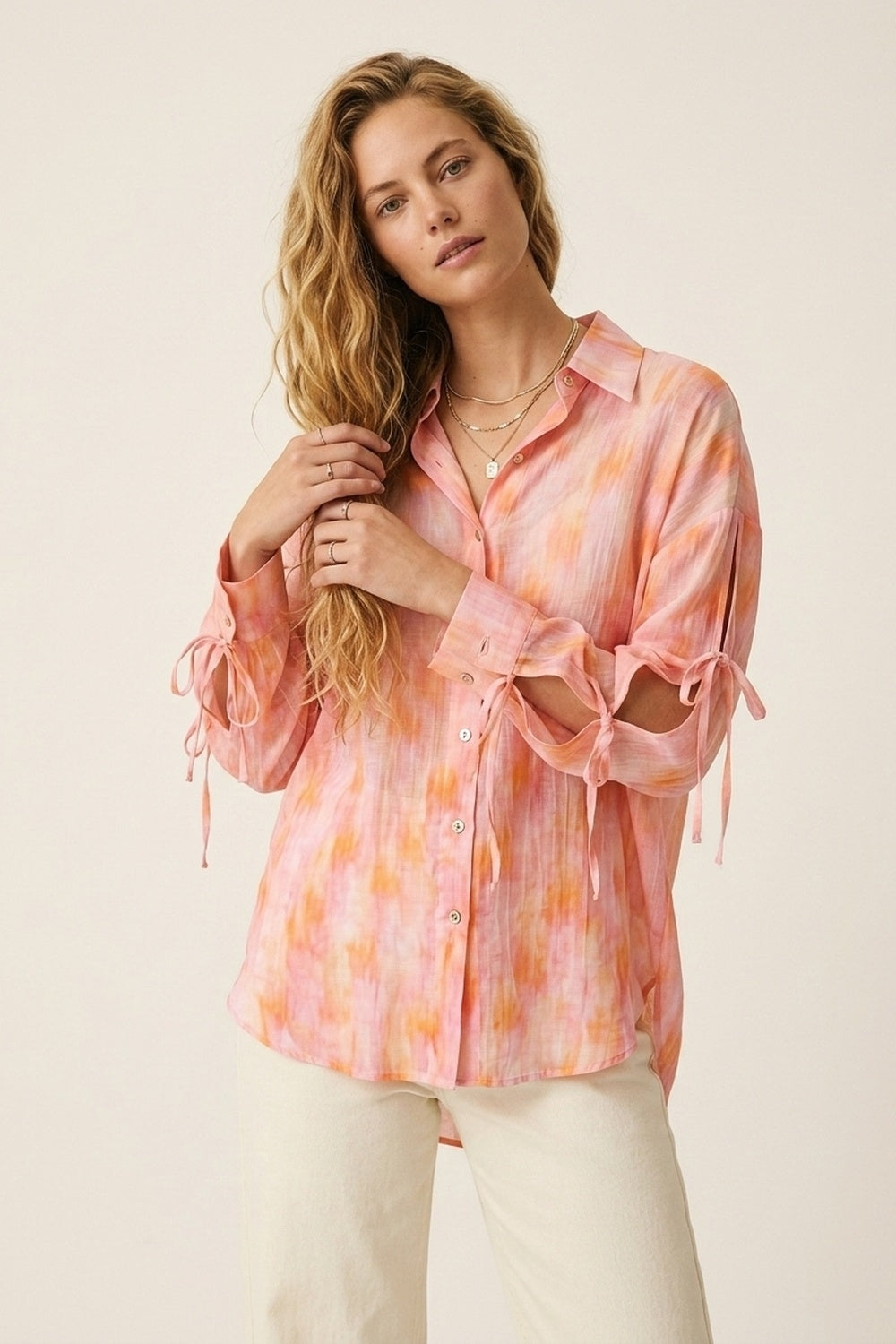 Camicia oversize rosa con maniche a nodo e bottoni