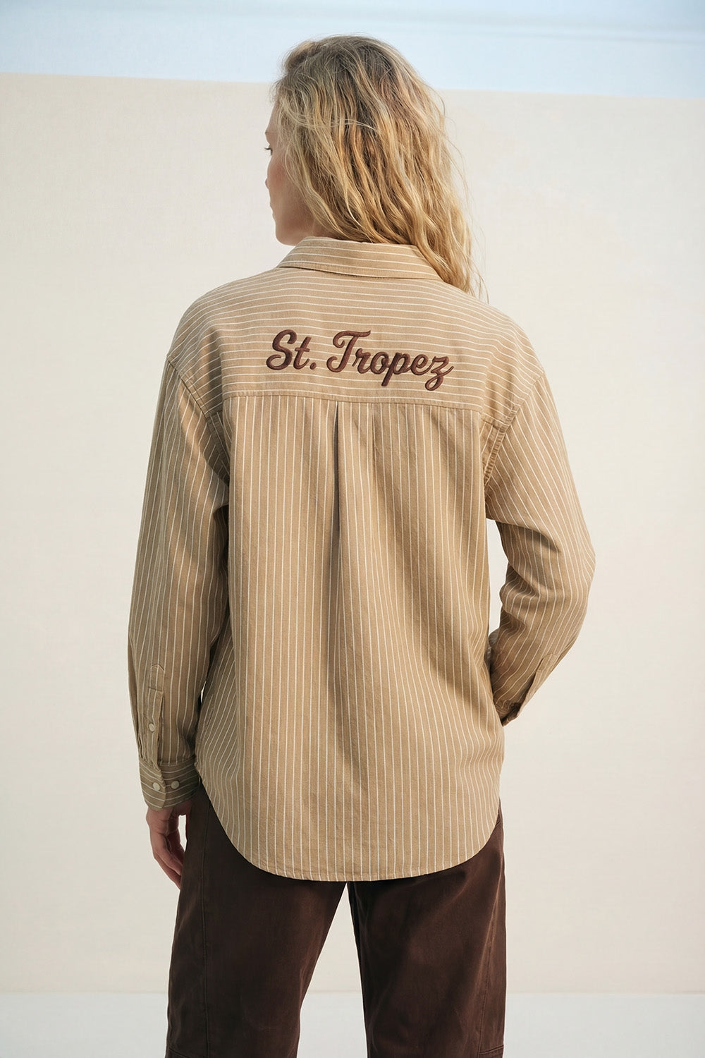 Camicia Oxford beige a righe con ricamo anteriore e posteriore St. Tropez