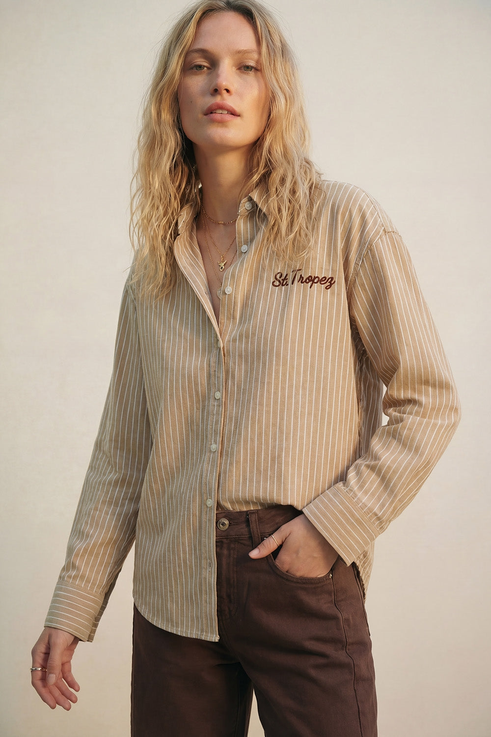 Camicia Oxford beige a righe con ricamo anteriore e posteriore St. Tropez