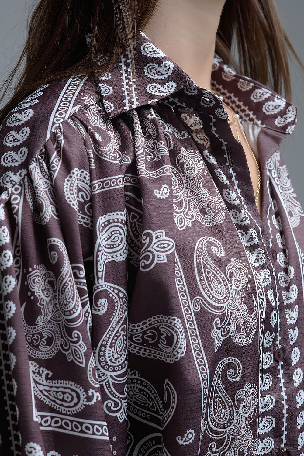 Camicia Paisley marrone con maniche voluminose