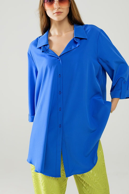 Q2 Camicia realizzata in tessuto molto morbido e leggero di colore blu elettrico.