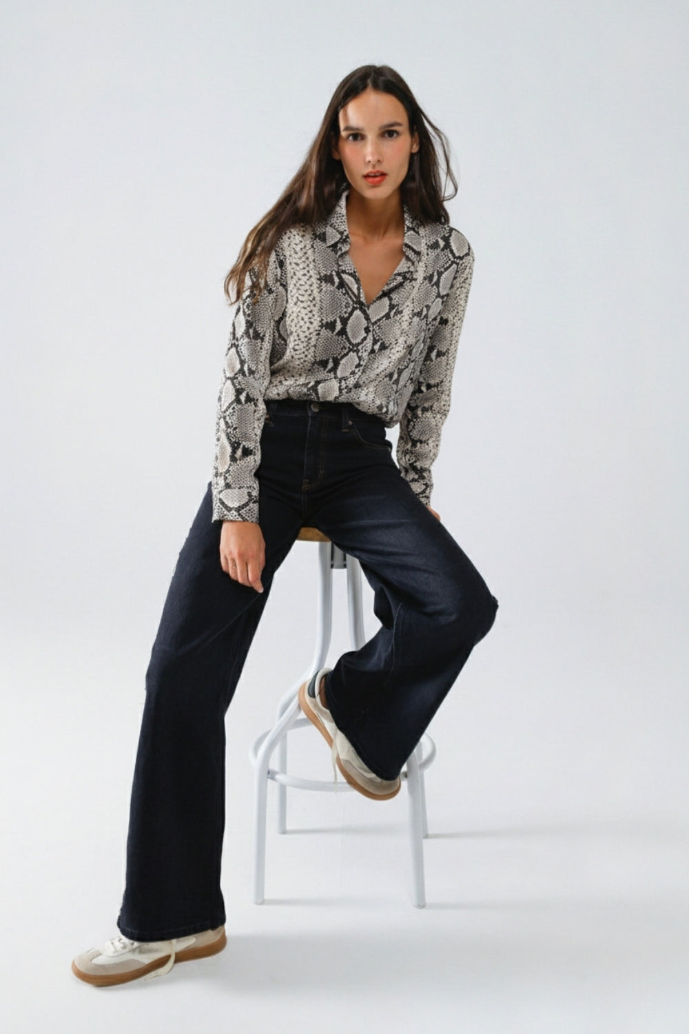 Camicia rilassata con stampa a serpente in grigio