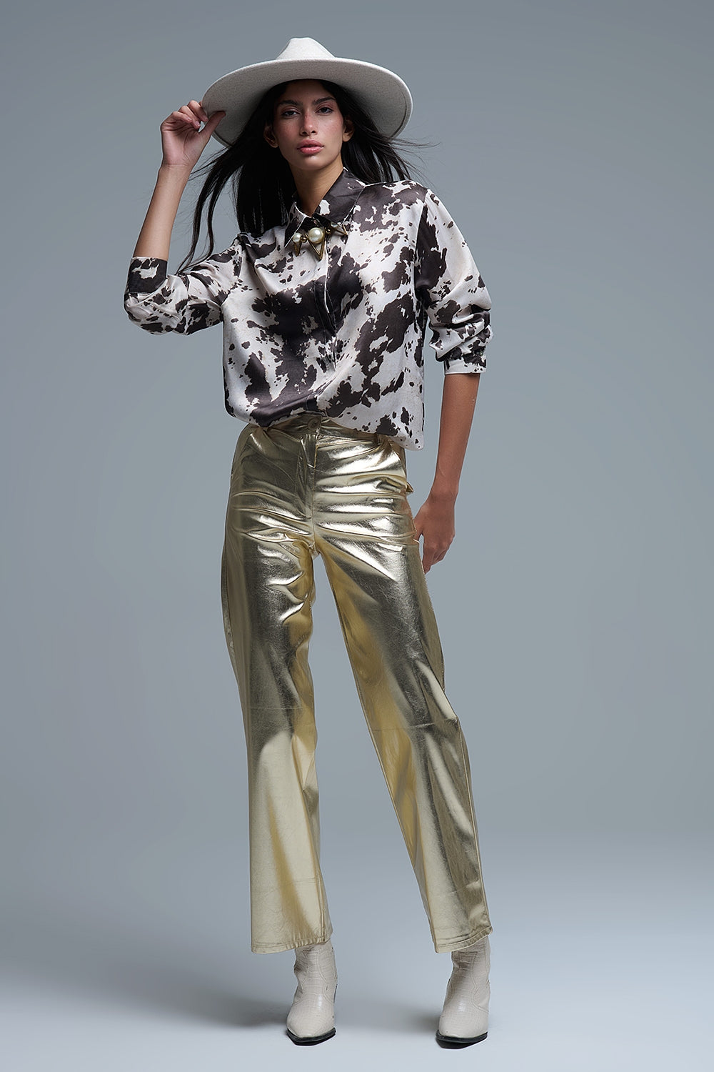 Camicia rilassata con stampa di mucca in raso marrone e crema
