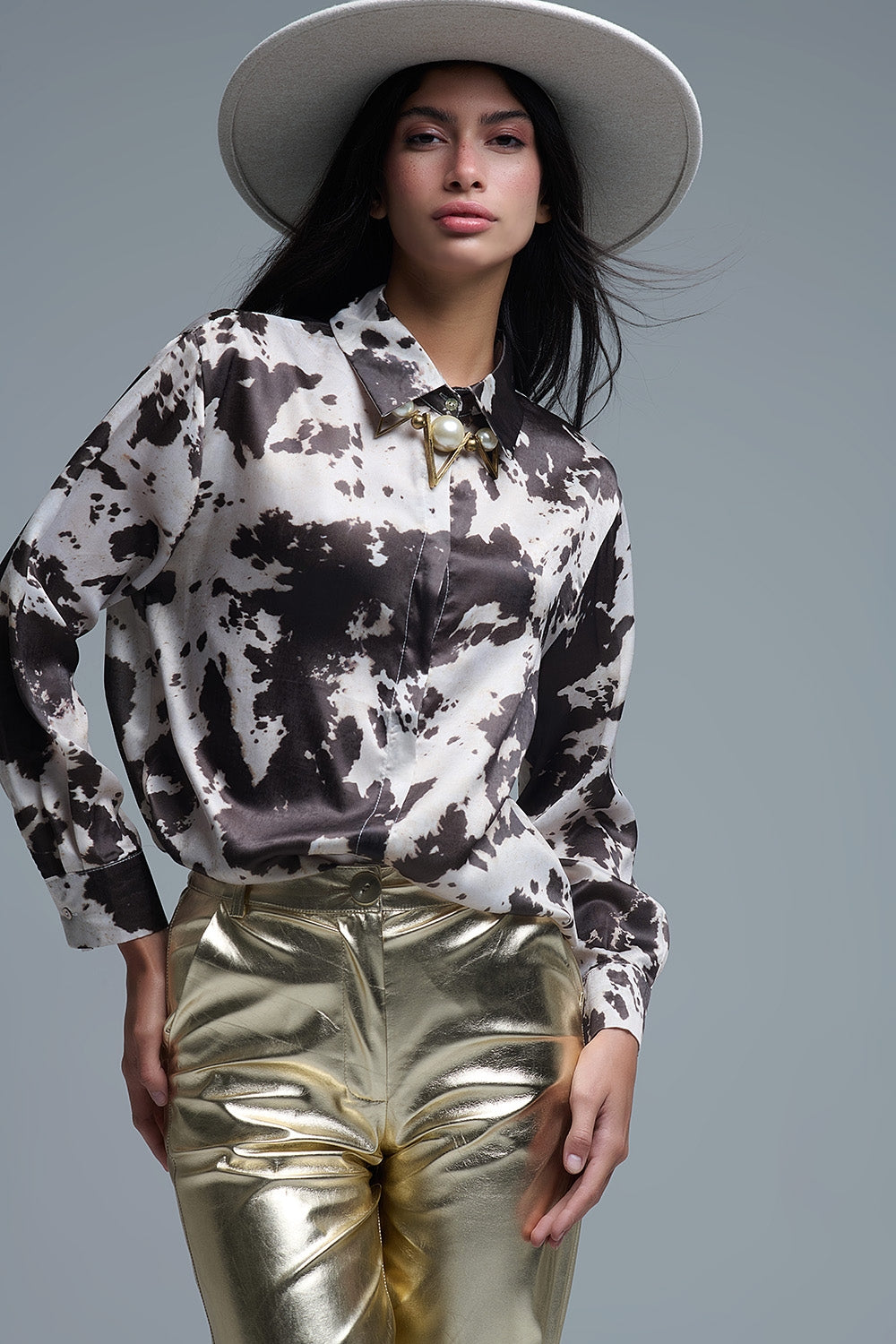 Q2 Camicia rilassata con stampa di mucca in raso marrone e crema