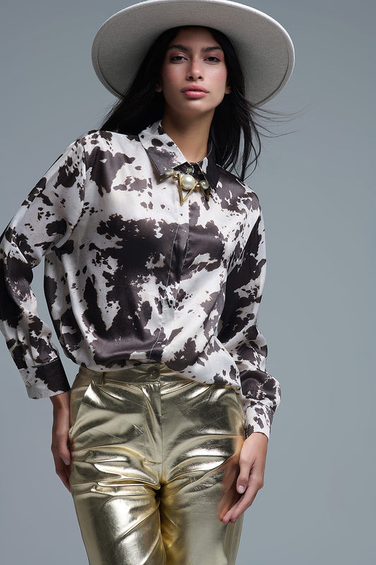 Q2 Camicia rilassata con stampa di mucca in raso marrone e crema