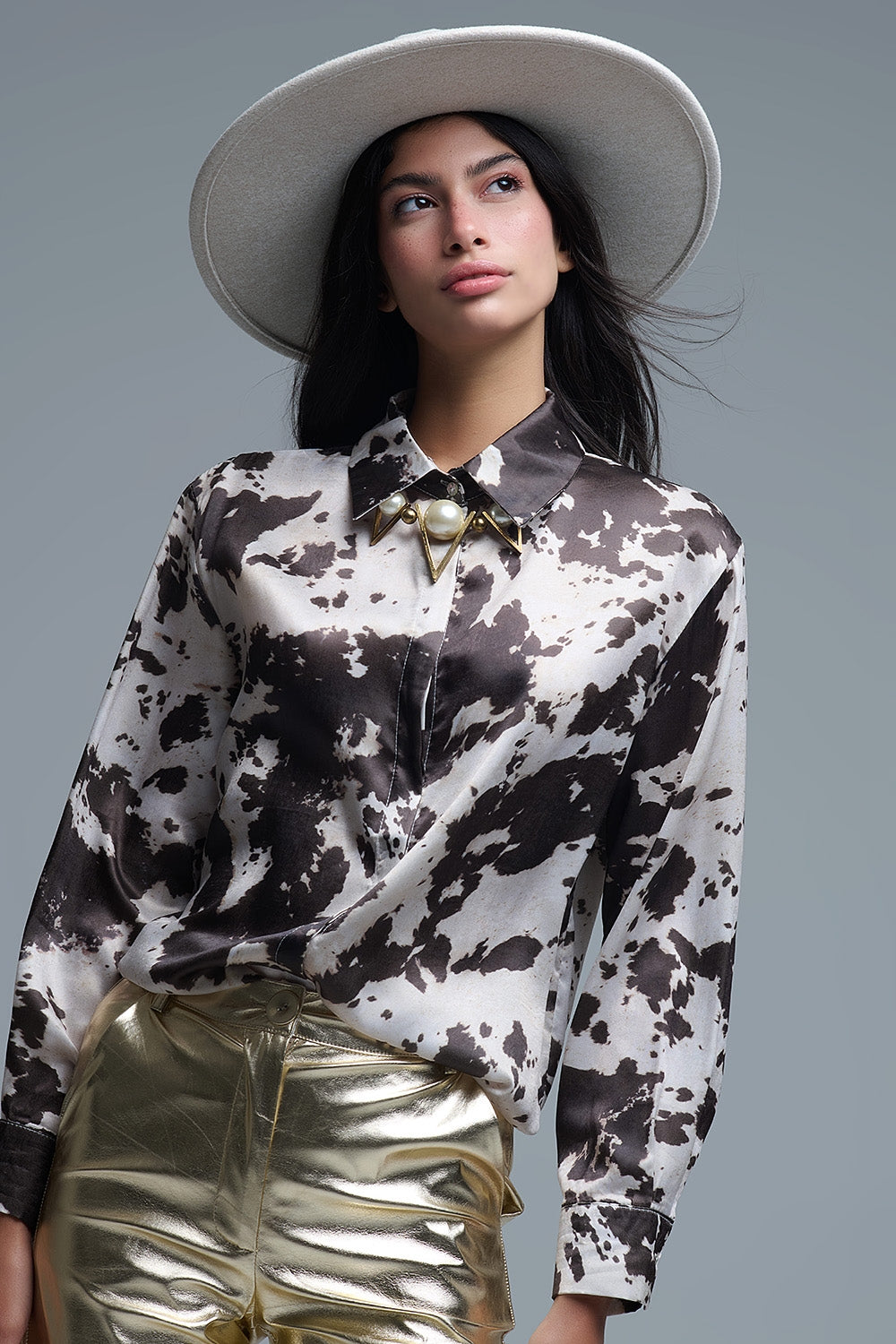 Camicia rilassata con stampa di mucca in raso marrone e crema