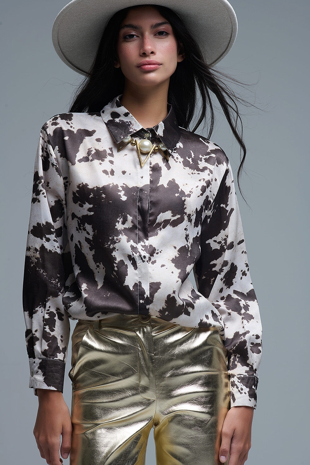 Camicia rilassata con stampa di mucca in raso marrone e crema