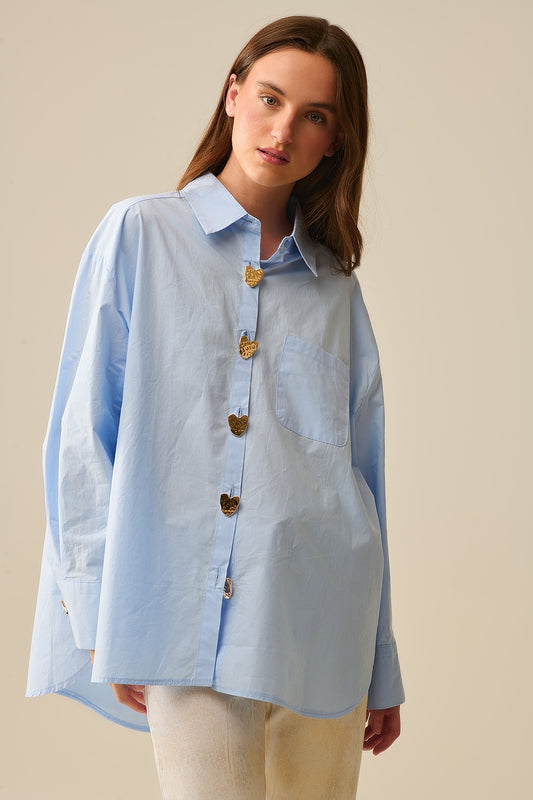 Q2 Camicia rilassata in popeline con bottoni a cuore dorati in blu baby
