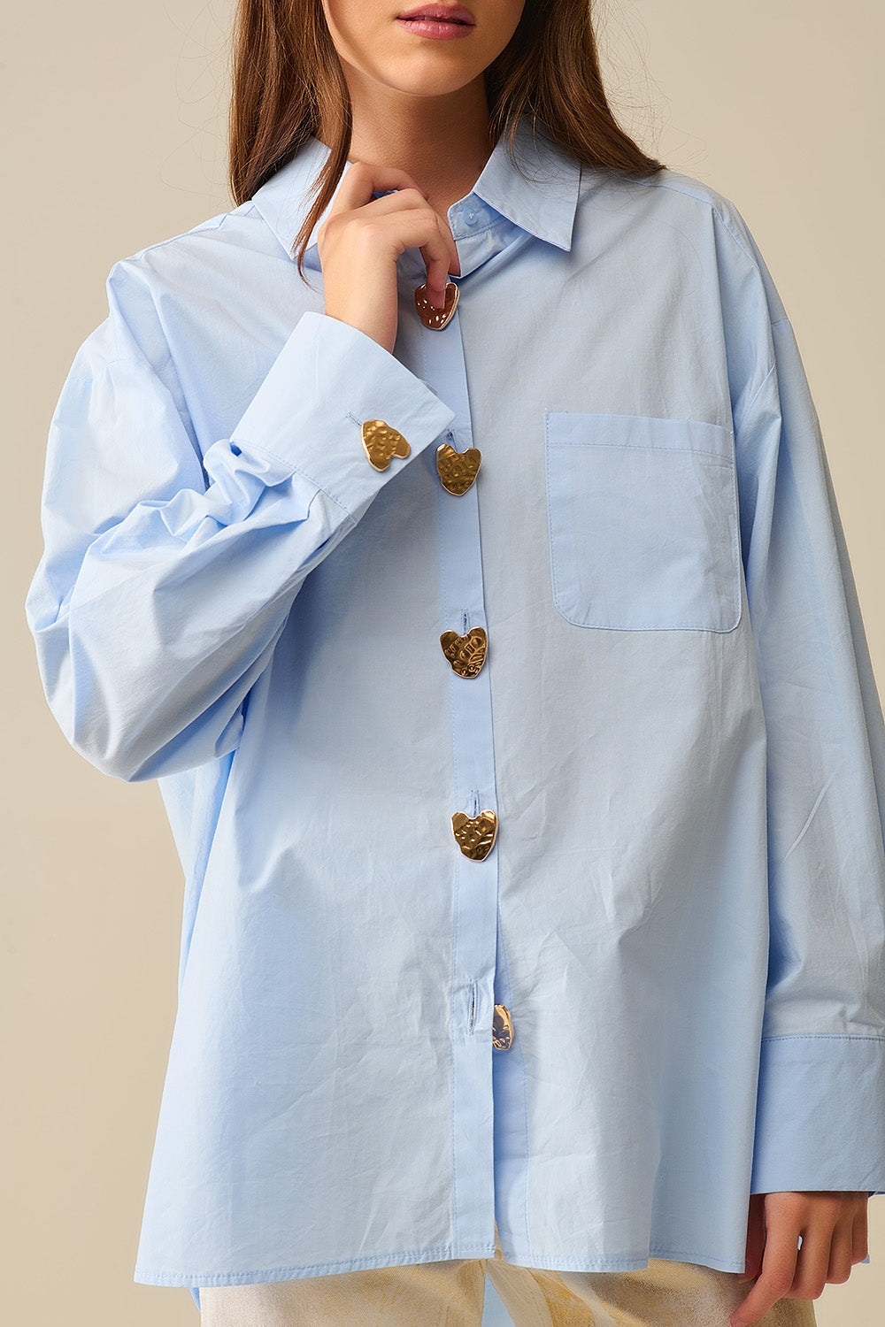 Camicia rilassata in popeline con bottoni a cuore dorati in blu baby