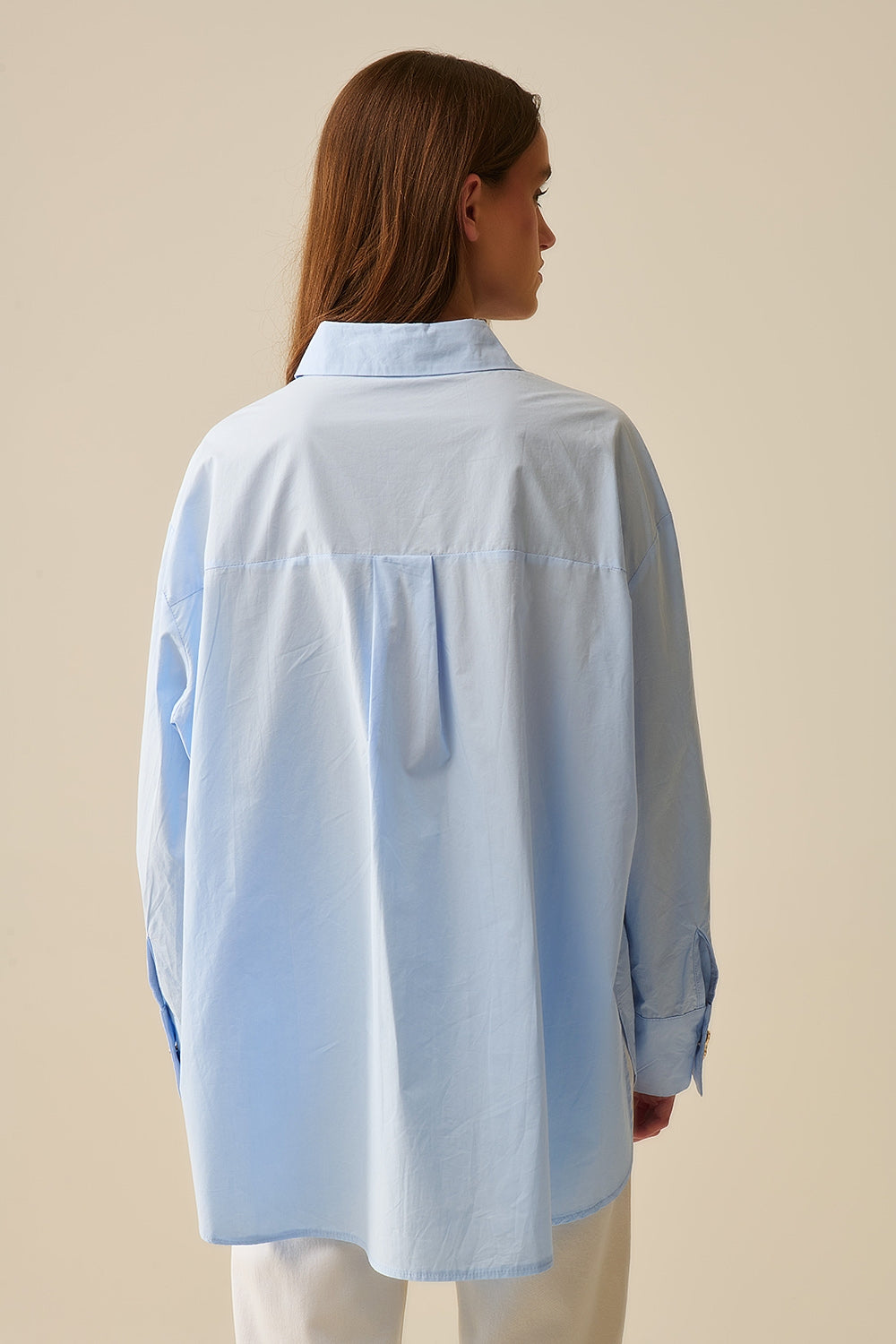 Camicia rilassata in popeline con bottoni a cuore dorati in blu baby