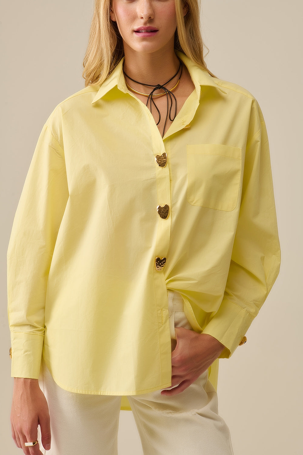 Camicia rilassata in popeline con bottoni a cuore dorati in giallo