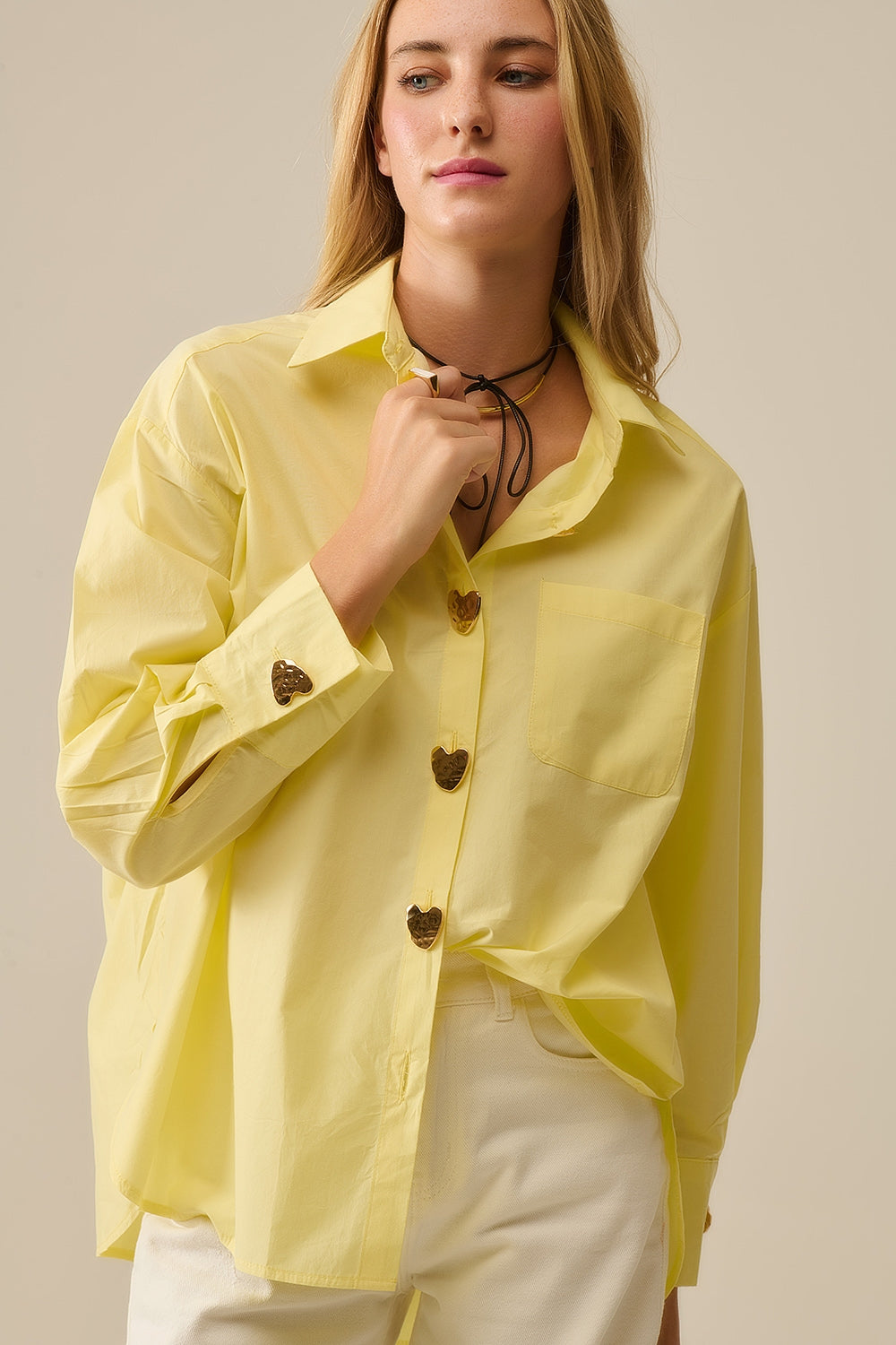 Q2 Camicia rilassata in popeline con bottoni a cuore dorati in giallo