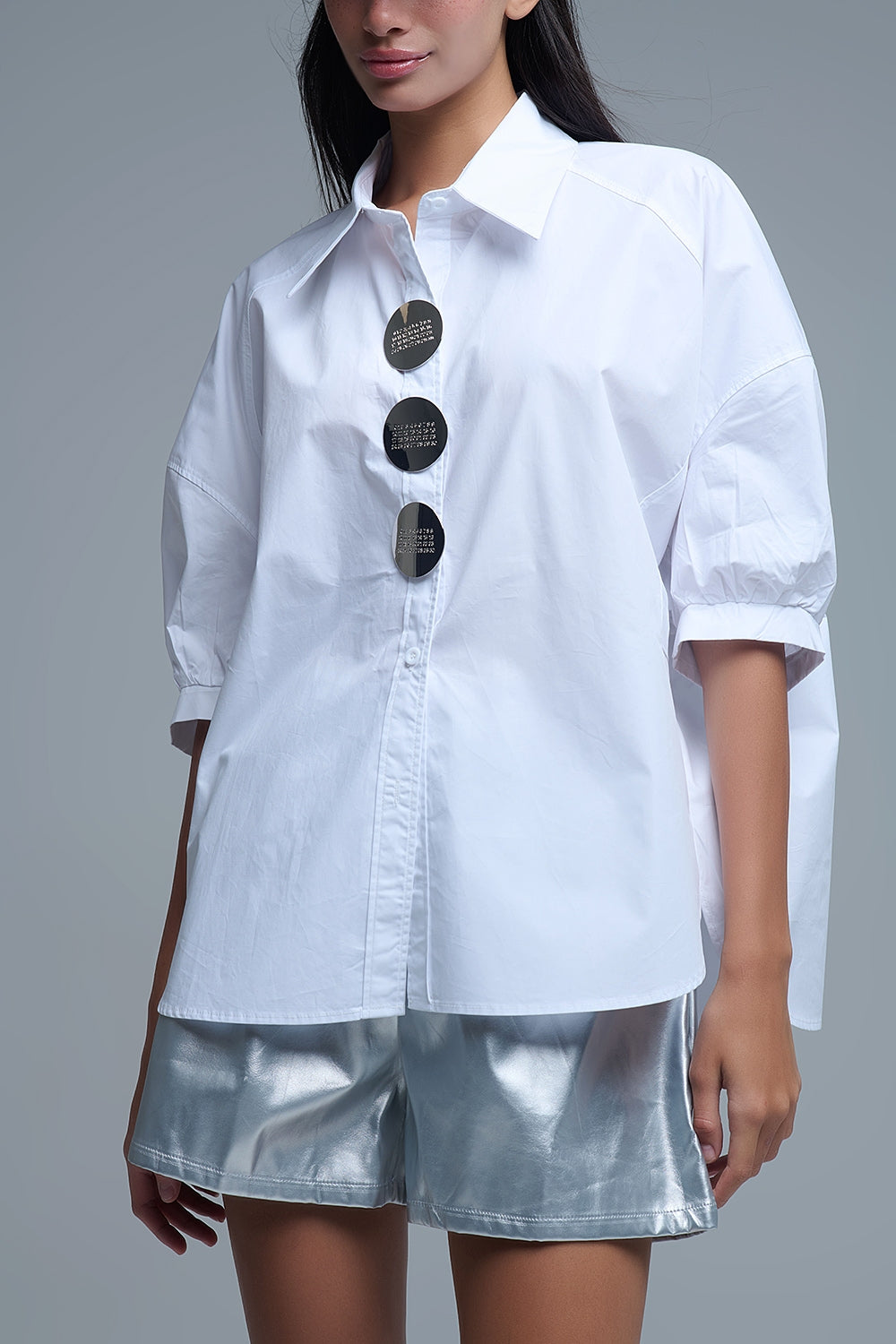 Camicia rilassata in popeline con maniche a 3/4 e bottoni in bianco