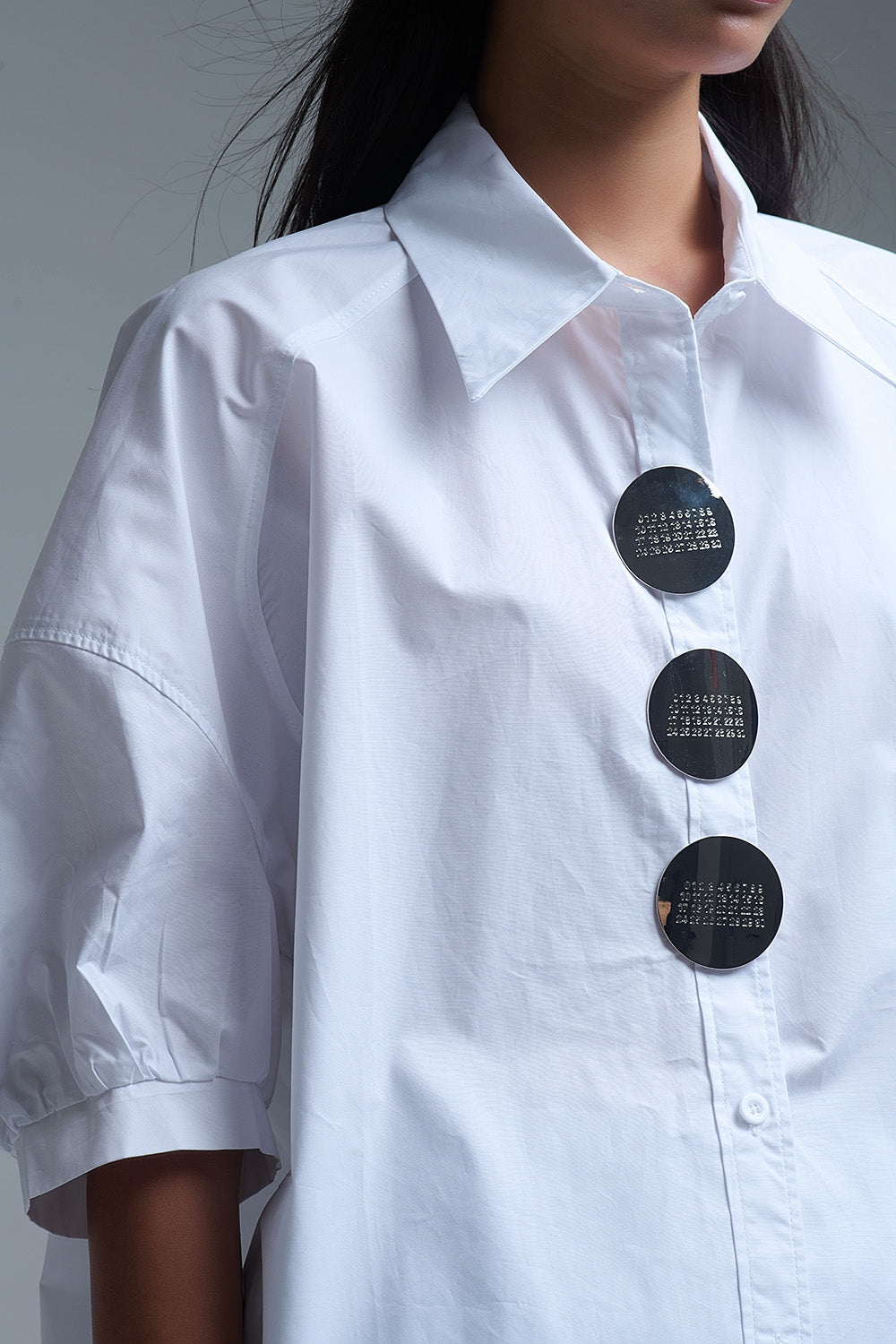 Camicia rilassata in popeline con maniche a 3/4 e bottoni in bianco