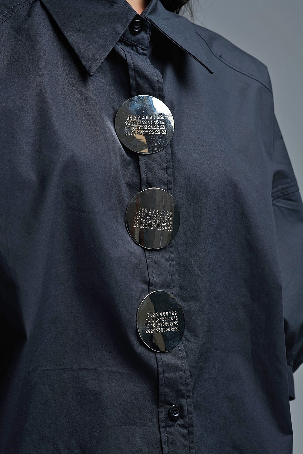 Camicia rilassata in popeline con maniche a 3/4 e bottoni in nero