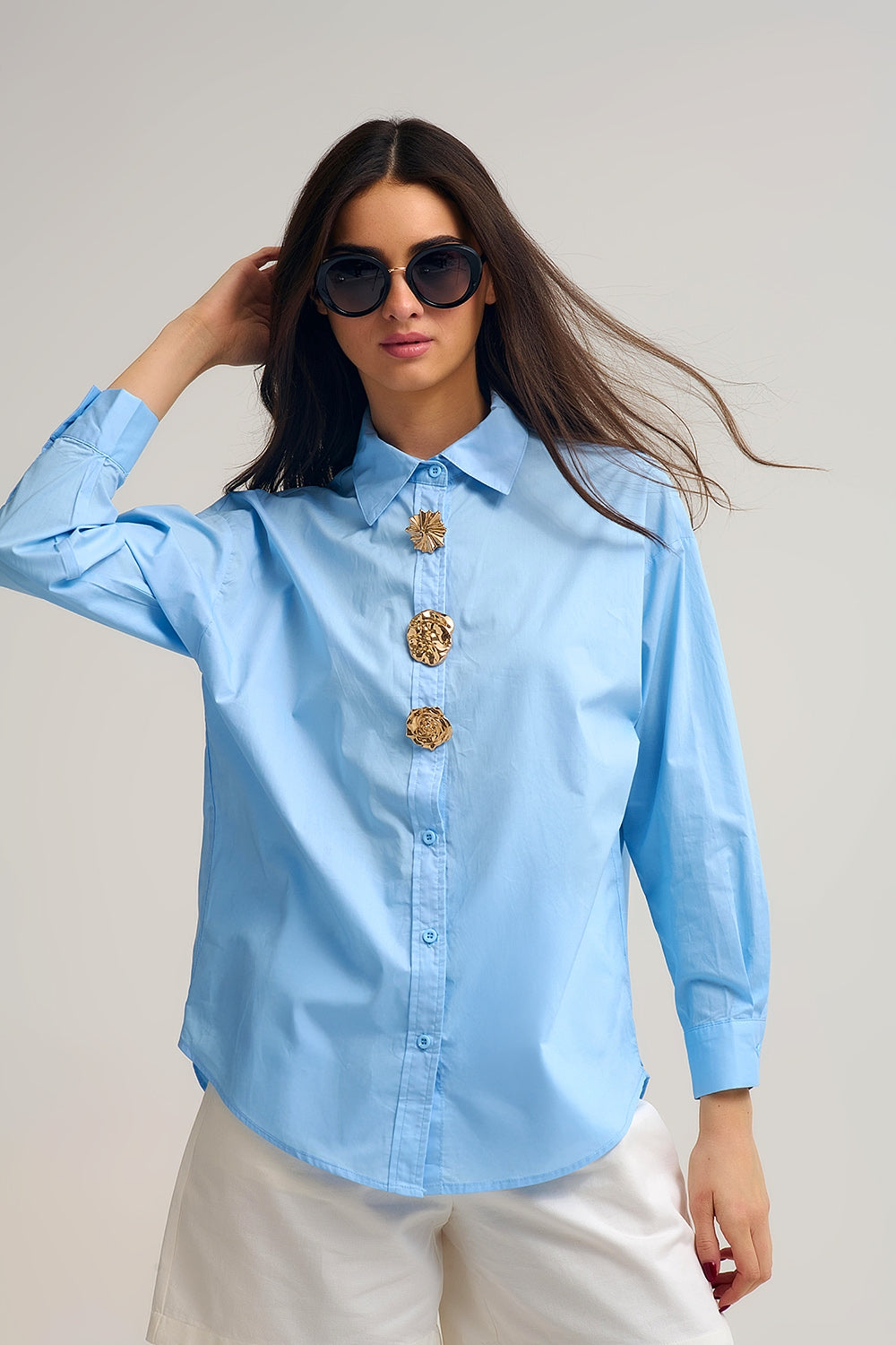 Camicia rilassata in popeline di cotone blu con bottoni dorati decorativi