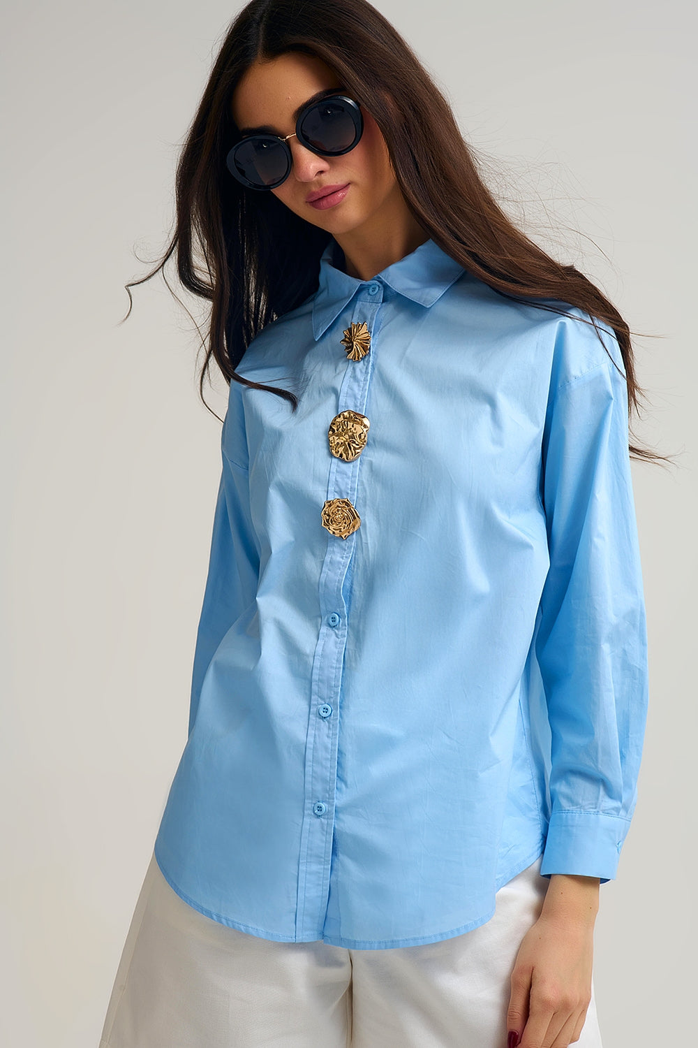 Camicia rilassata in popeline di cotone blu con bottoni dorati decorativi