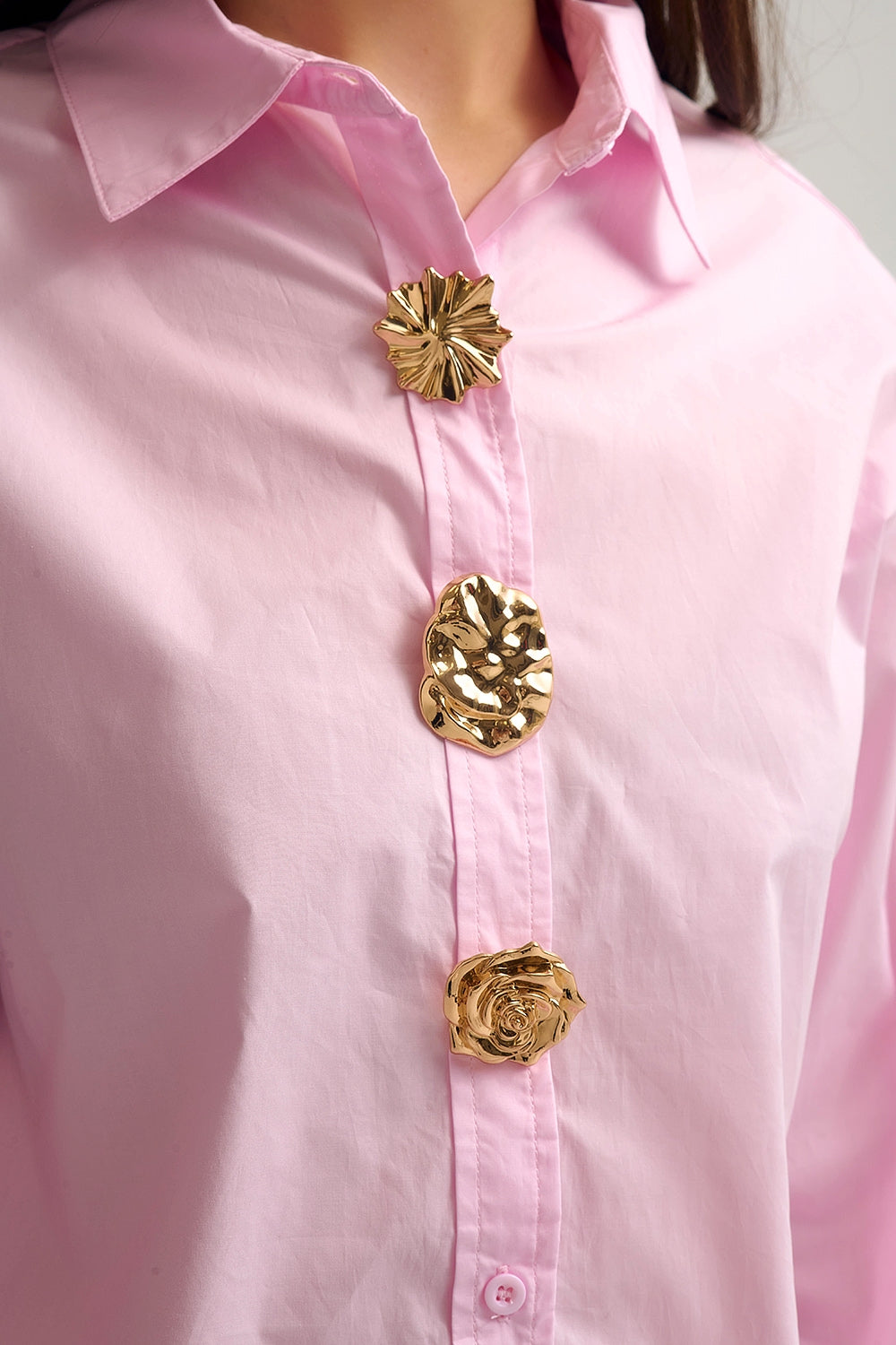 Camicia rilassata in popeline di cotone rosa con bottoni dorati