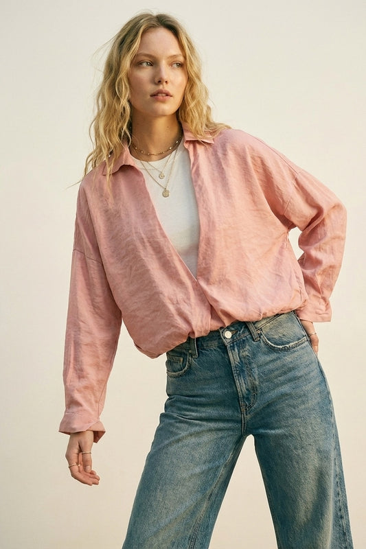 Q2 Camicia Rosa a Taglio Comodo in Tessuto Leggero e Testurizzato con T-Shirt Bianca all'interno
