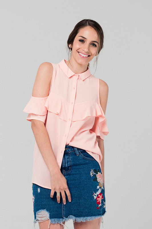 Q2 Camicia rosa con le spalle scoperte e volant