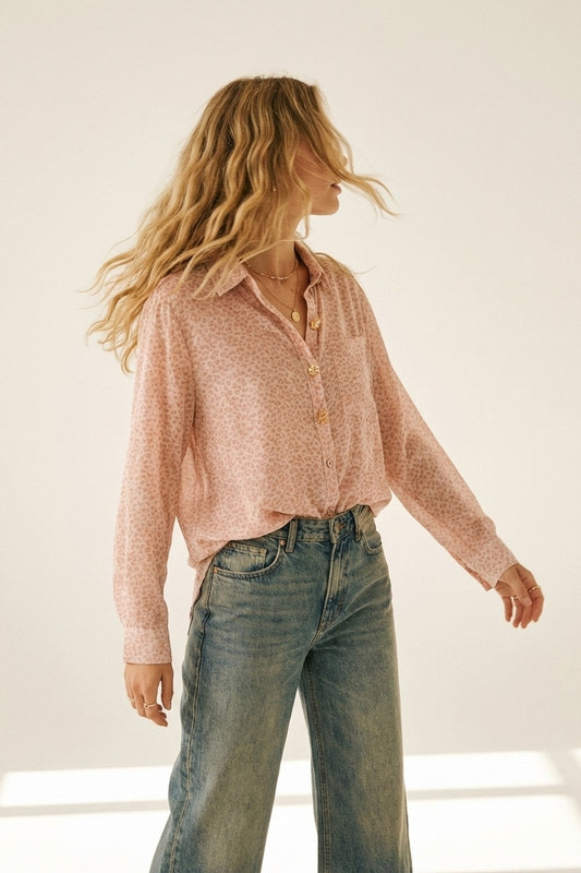 Q2 Camicia rosa con stampa animalier in tessuto trasparente con abbottonatura e taschino