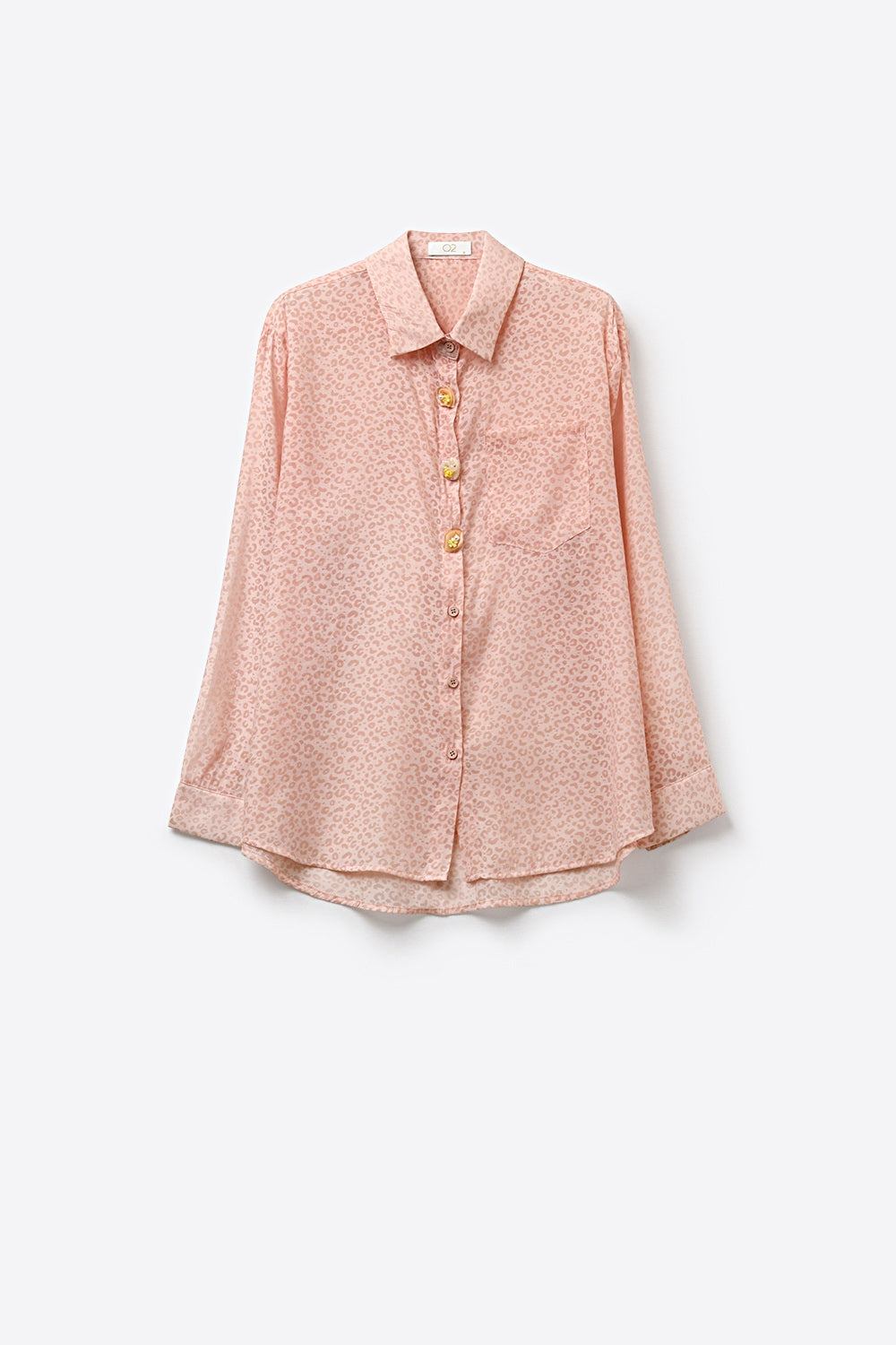 Camicia rosa con stampa animalier in tessuto trasparente con abbottonatura e taschino