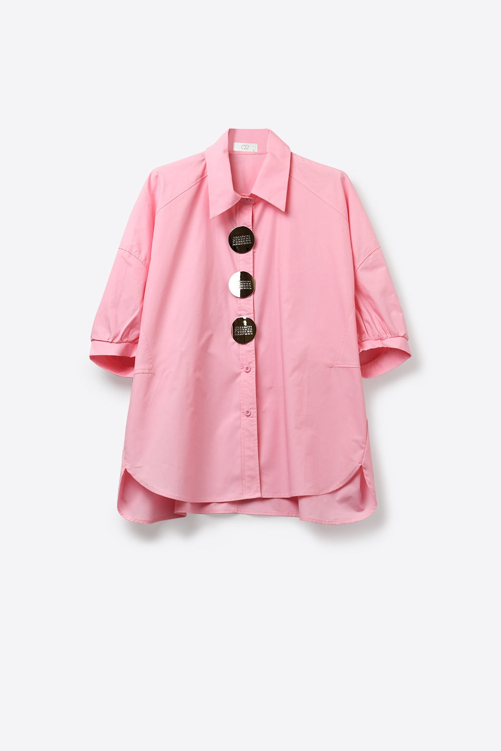 Camicia rosa oversize con bottoni argentati sul davanti in popeline