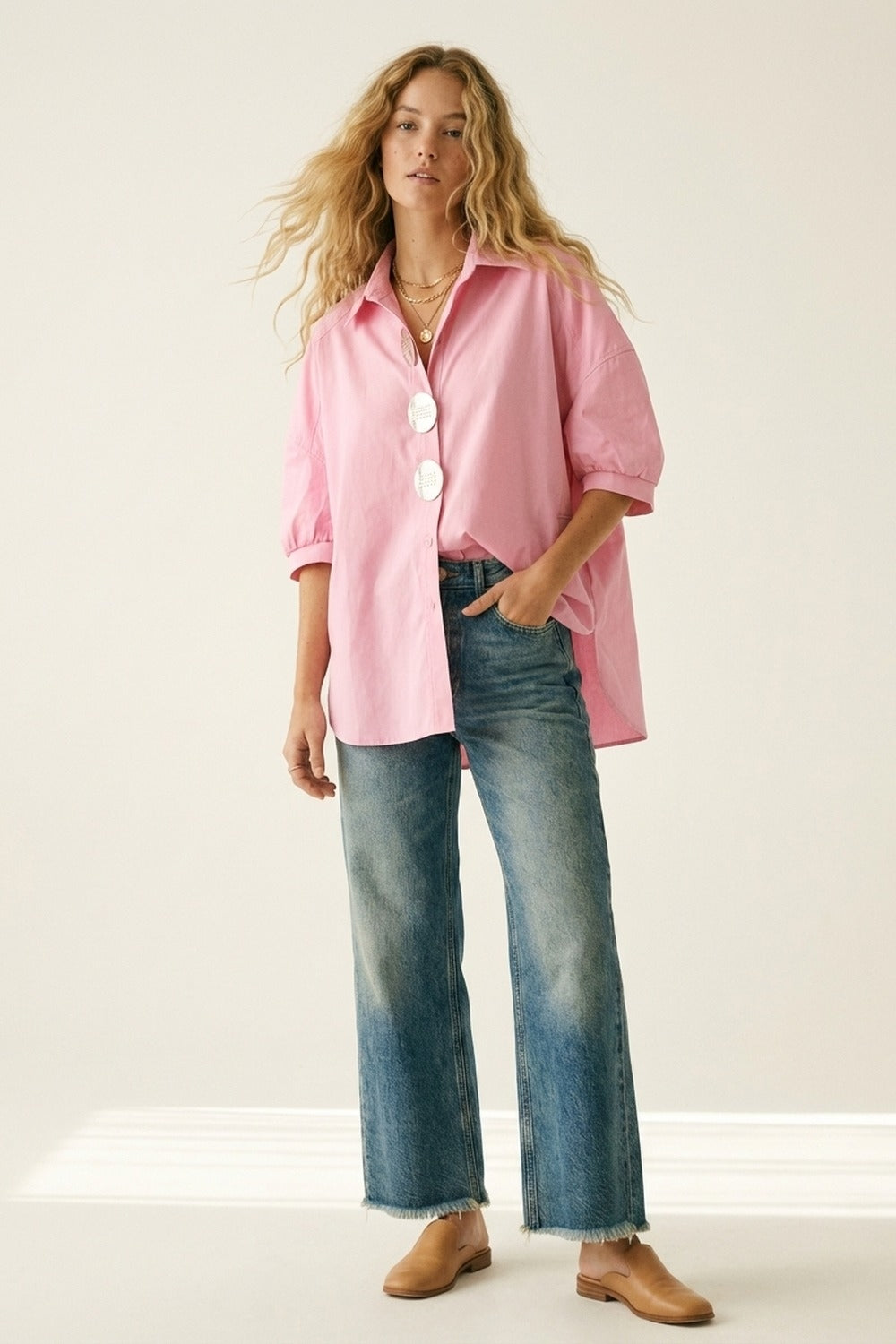 Camicia rosa oversize con bottoni argentati sul davanti in popeline