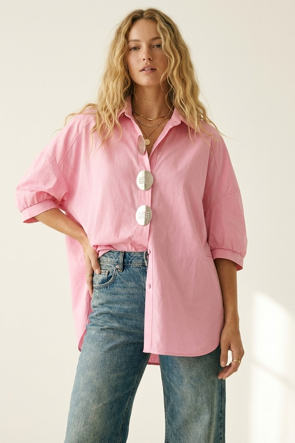Camicia rosa oversize con bottoni argentati sul davanti in popeline