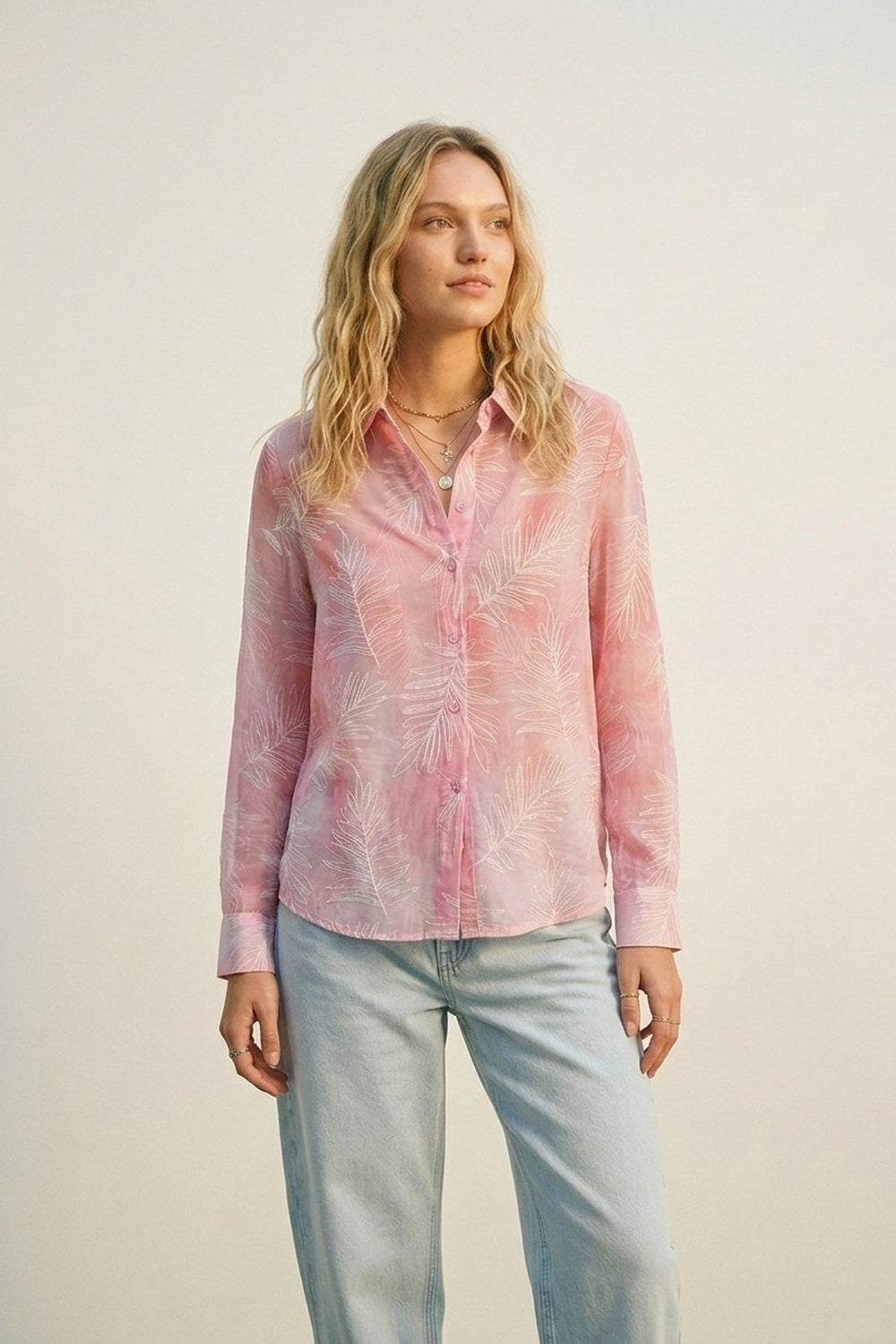 Camicia Rosa Trasparente con Stampa di Foglie e Tessuto Traslucido