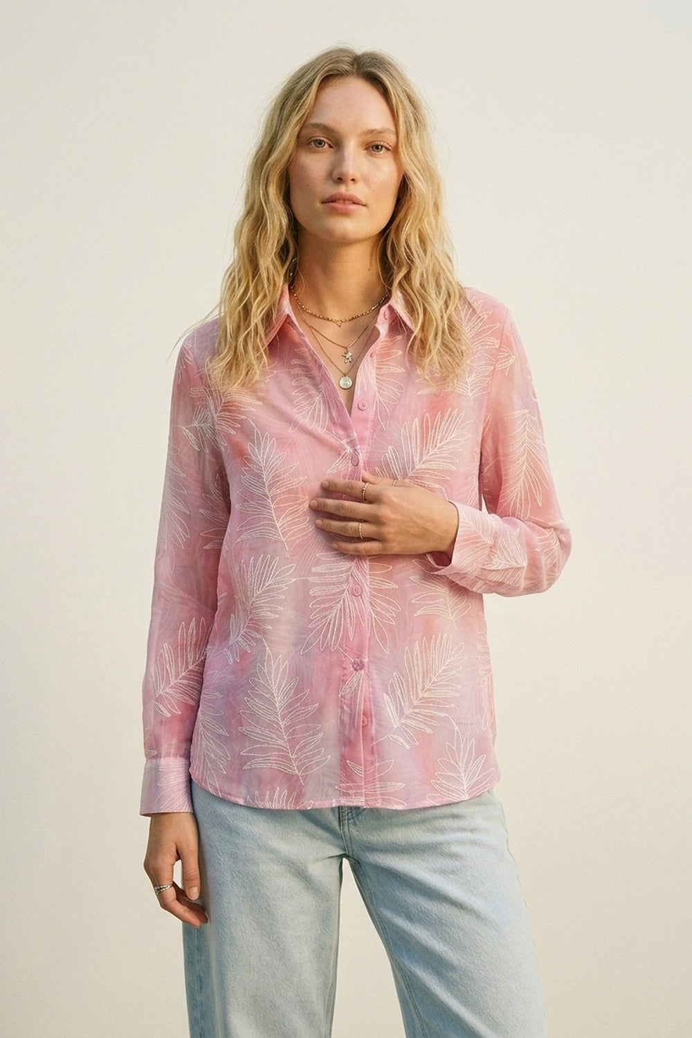 Camicia Rosa Trasparente con Stampa di Foglie e Tessuto Traslucido