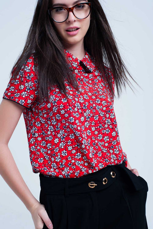 Q2 Camicia rossa con stampa di fiori bianchi