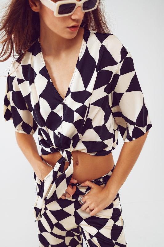 Q2 Camicia tagliata con nodo in stampa astratta bianca e nera di Bauhaus
