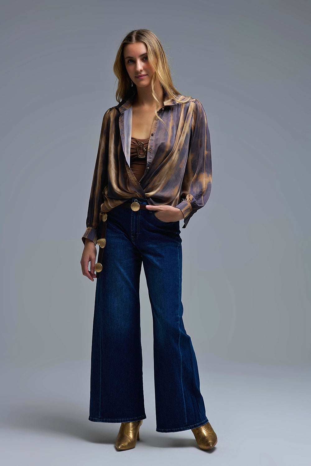 Camicia tie-dye effetto raso con righe marroni e cammello