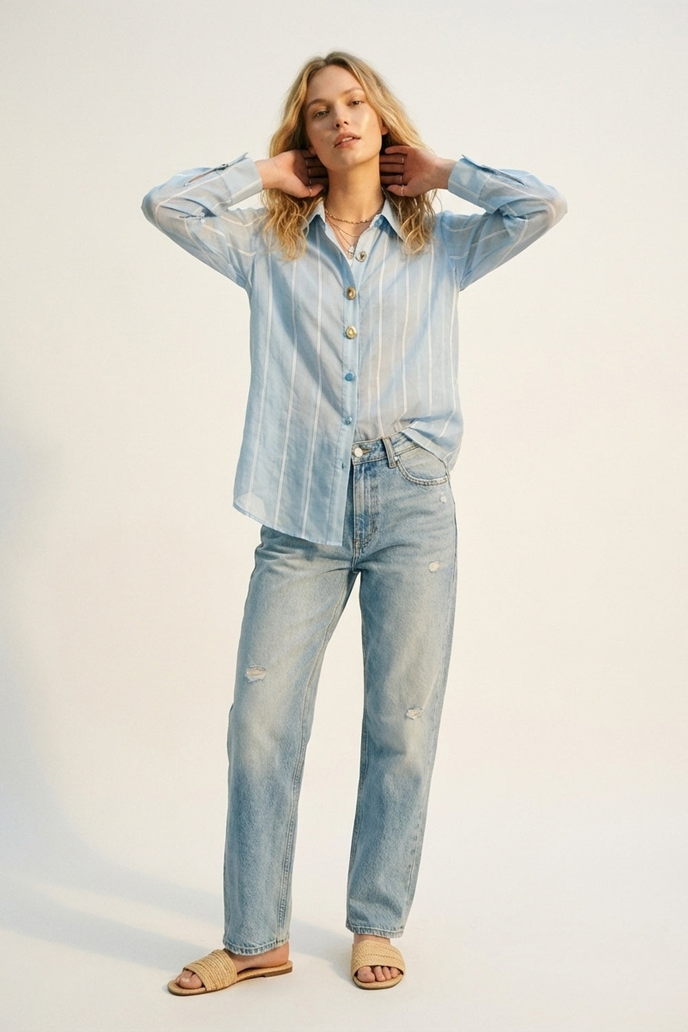 Camicia trasparente azzurro con bottoni vintage