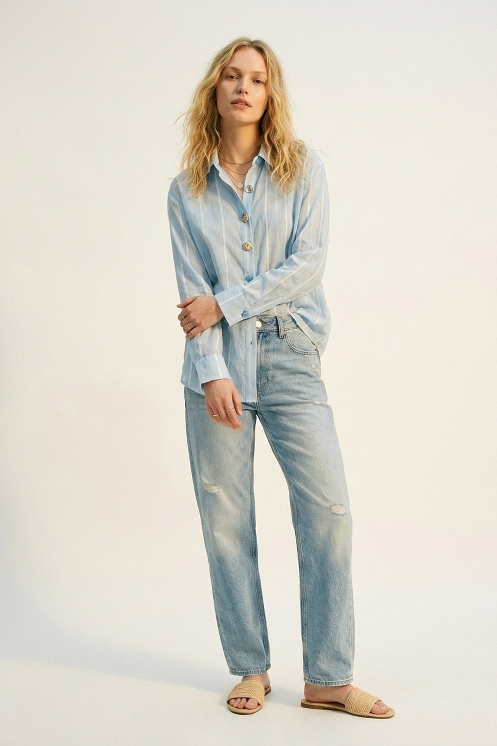 Camicia trasparente azzurro con bottoni vintage