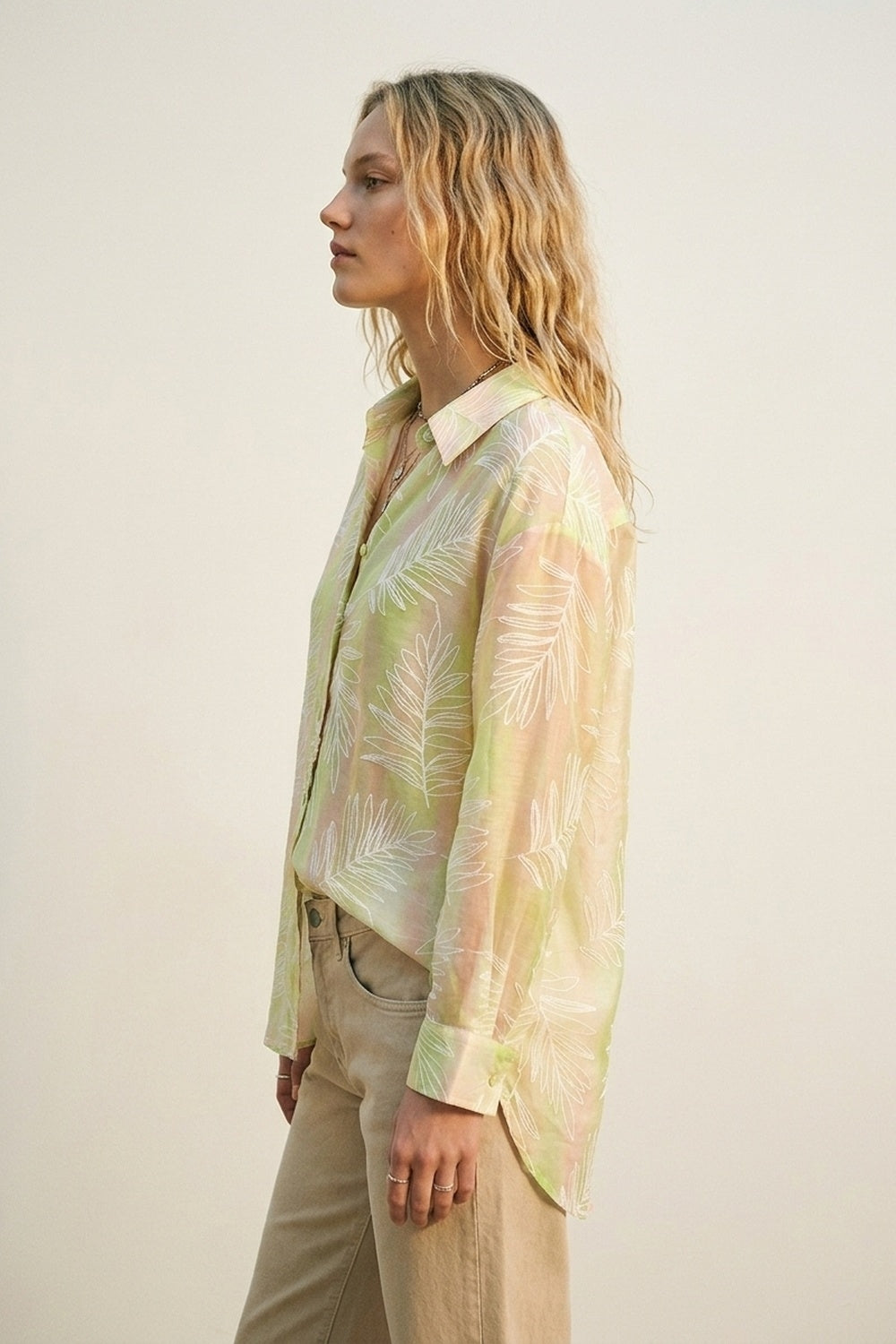 Camicia verde trasparente con stampa a foglie e tessuto semitrasparente
