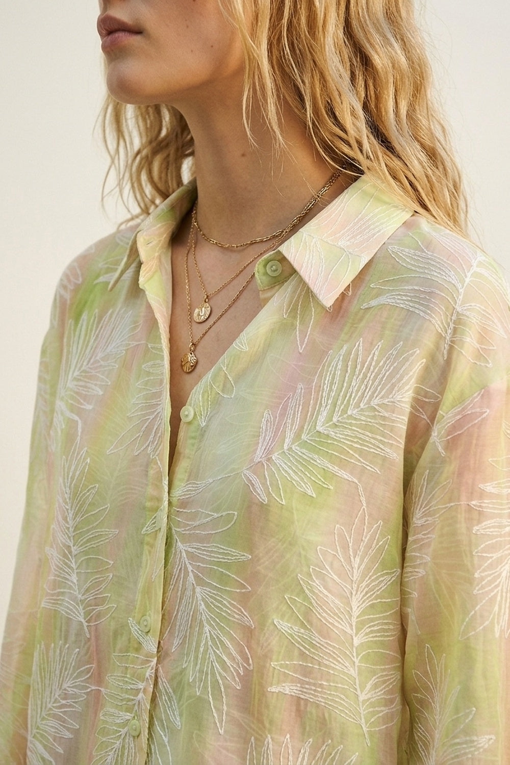 Camicia verde trasparente con stampa a foglie e tessuto semitrasparente