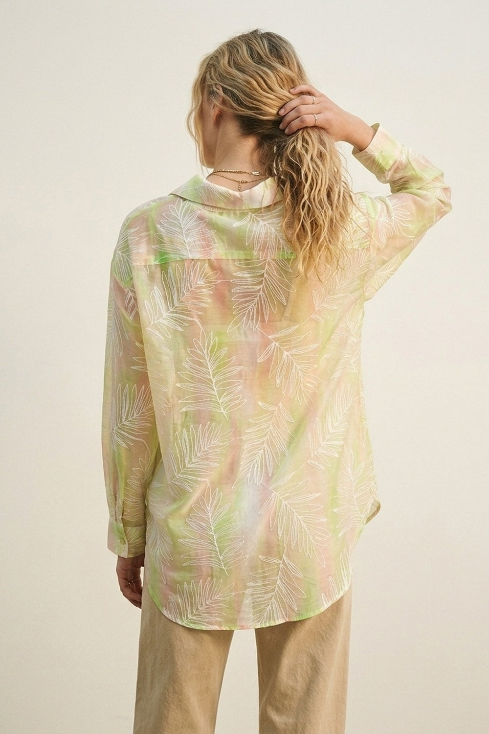 Camicia verde trasparente con stampa a foglie e tessuto semitrasparente
