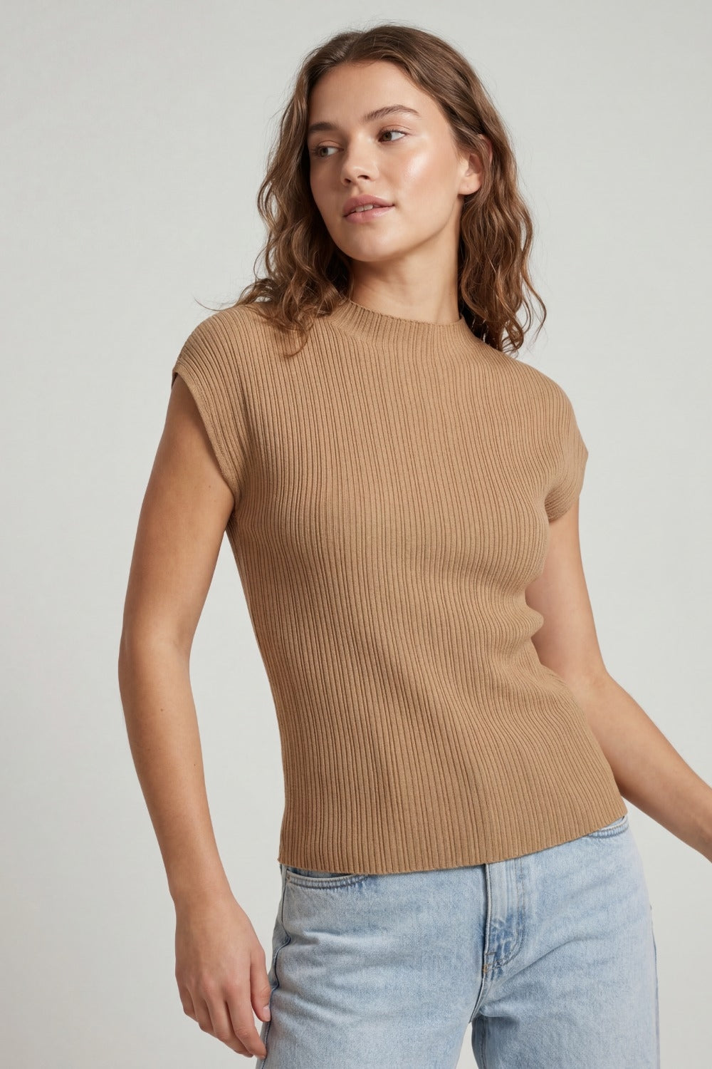 Cammello Top senza maniche in maglia a coste con girocollo