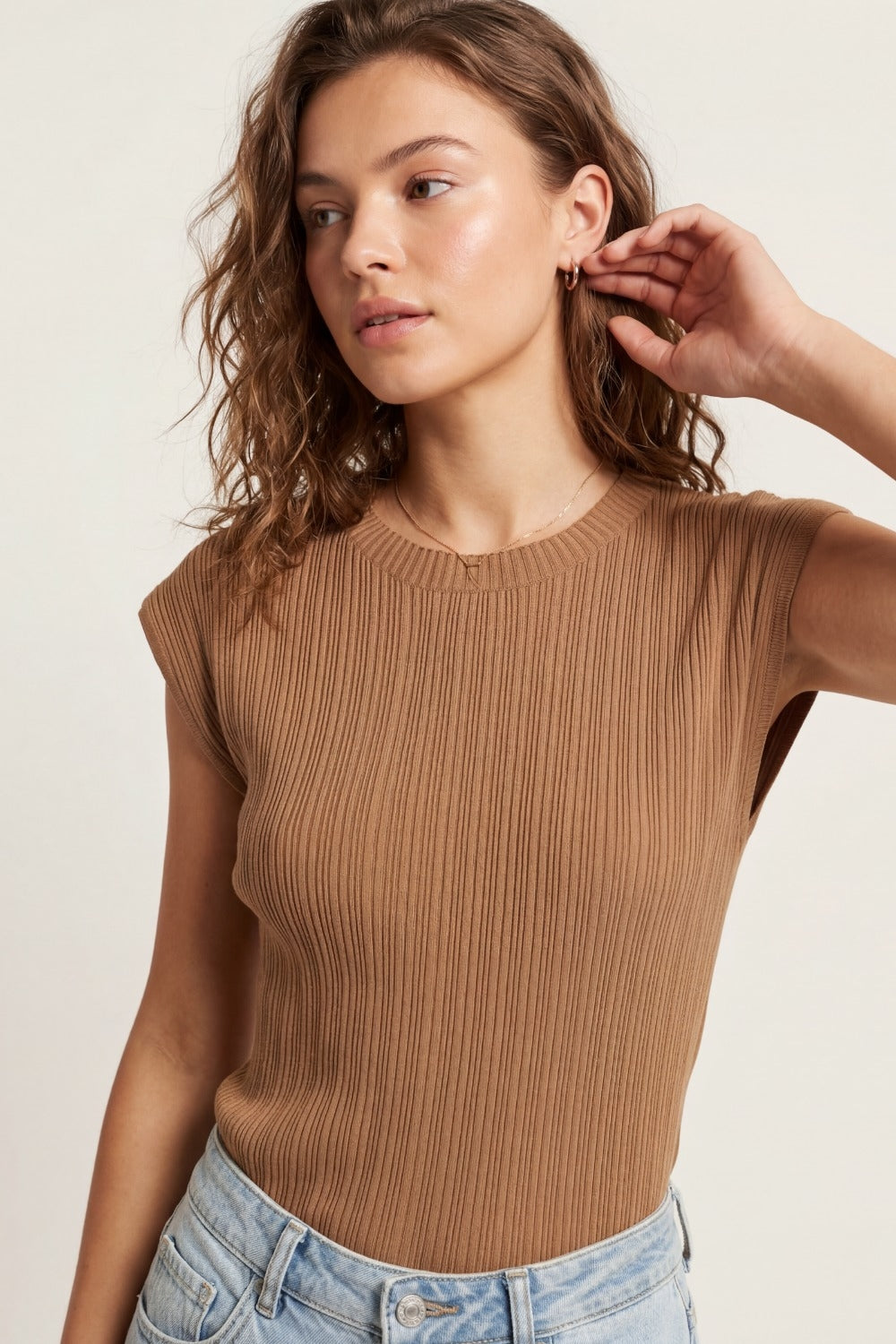 Cammello Top senza maniche in maglia a coste con girocollo