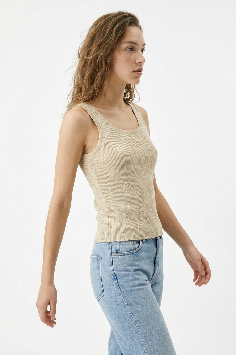 Canotta beige con ricamo floreale e maglia a coste